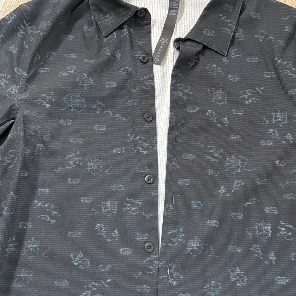 Lululemon Men's Short Sleeve Black Patterned Button-Up Shirt - Picture 4 of 6
